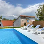 Angelina Villa *
