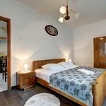 Angelina Villa *