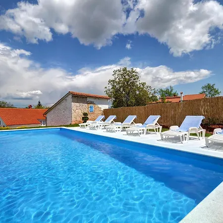 Angelina Villa